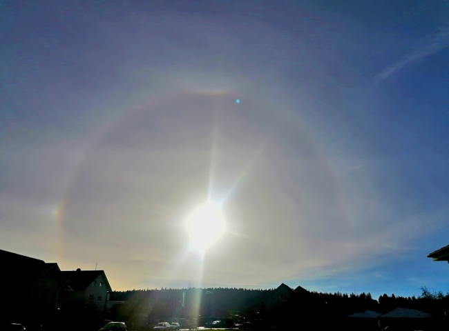 Eine Halo-Erscheinung bei Sonnenaufgang