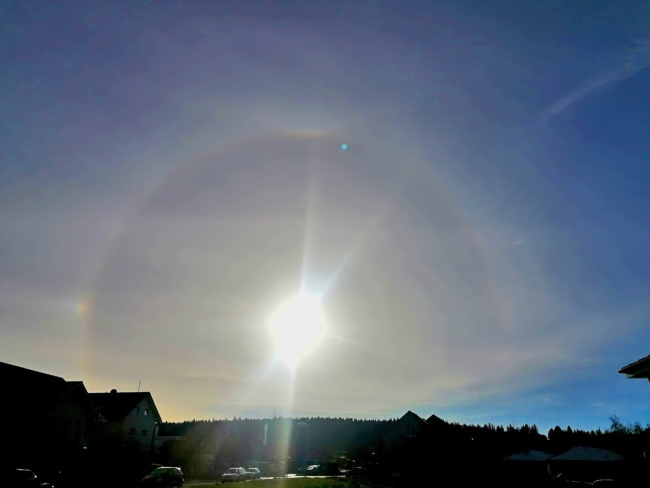 Eine Halo-Erscheinung bei Sonnenaufgang