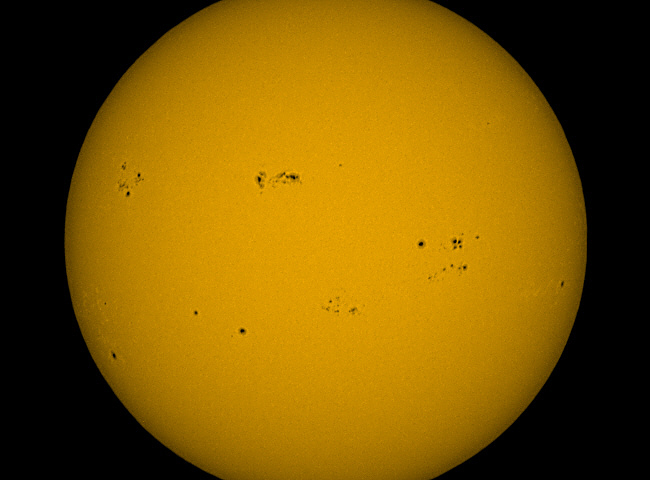 Sonne mit zahleichen kleinen Fleckengruppen
