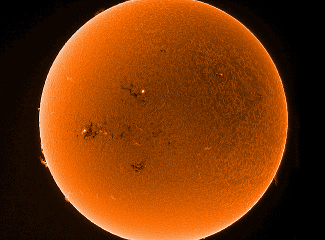 Sonne von gleichen Tag im Licht der H-alpha-Linie