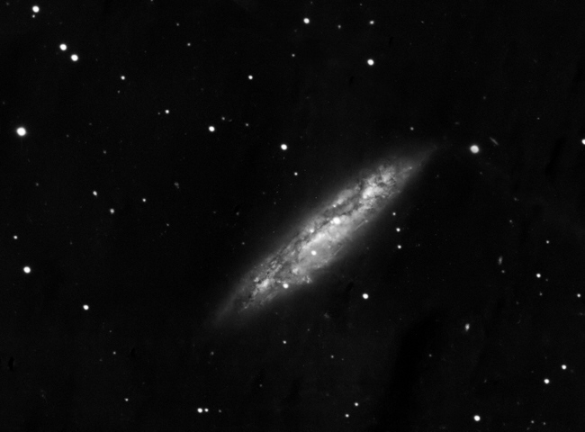 Messier 108 – eine staubreiche Galaxie mit jungen Sternen