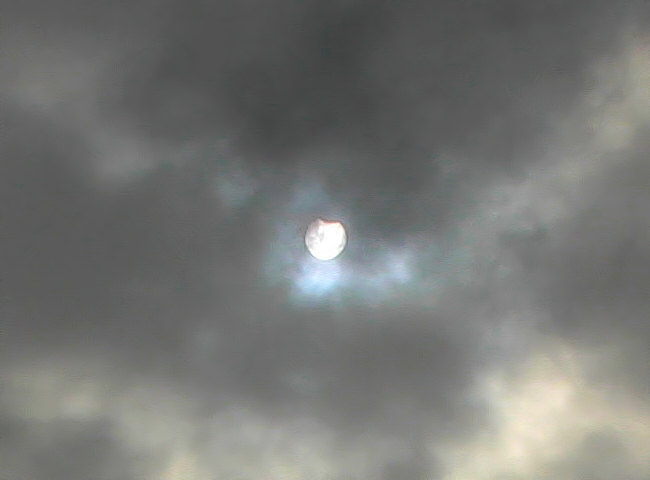 Partielle Sonnenfinsternis – versteckt hinter Wolken