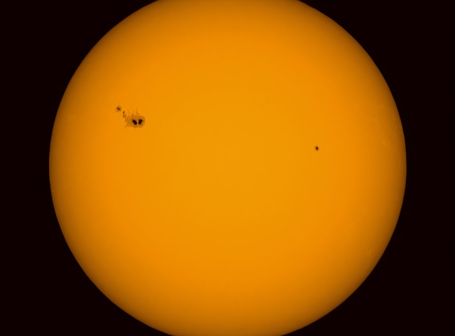 AR 4079 – ein markanter Riesenfleck rotiert auf die Sonnenmitte zu