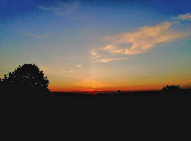 Farbenprächtiger Sonnenuntergang mit schwacher Lichtsäule