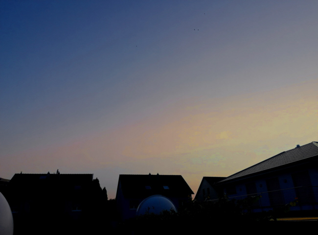 Einzelne Staubschleier in der Abenddämmerung