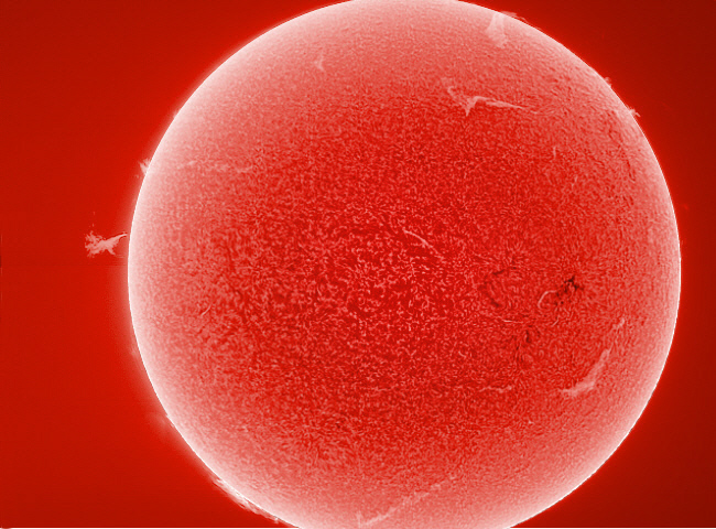 Sonnenfleckenaktivität lässt weiter nach – im H-alpha-Licht noch aktiv