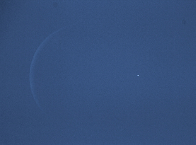 Mond bedeckt Venus am Nachmittagshimmel
