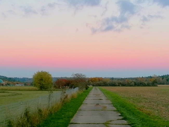 Farbenprächtiger Erdschatten am Abend