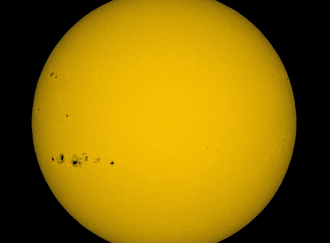 Beeindruckende Fleckengruppe rotiert auf die sichtbare Sonnenseite