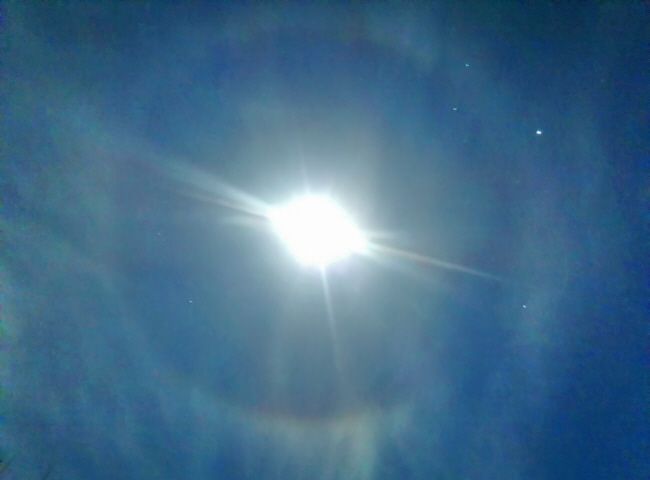 Leichtes Mondhalo an diesigem Himmel