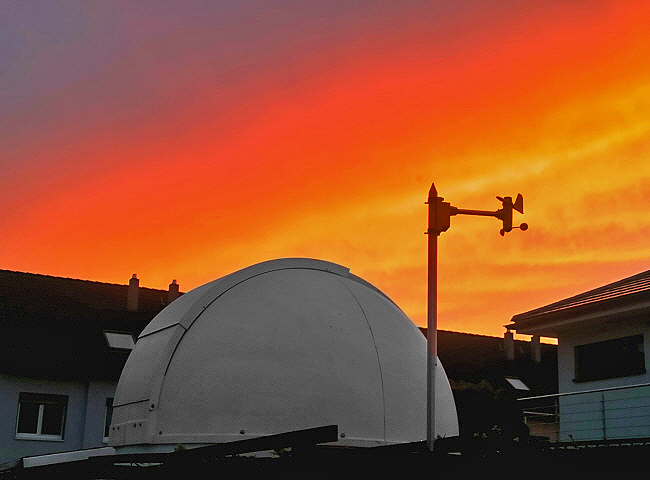 Intensiver Sonnenuntergang durch nördlichen Wolkenrand