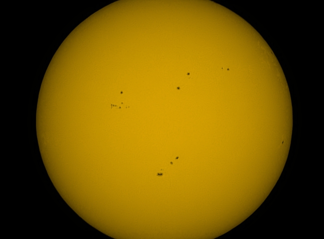 Sonne mit zahlreichen kleinen Fleckengruppen