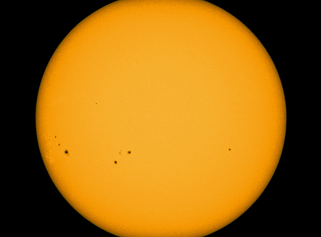 Blick zur Sonne zeigt zwei größere Fleckengruppen