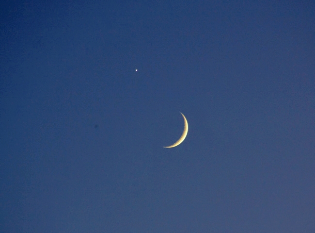 Begegnung von Mond und Venus am Abendhimmel