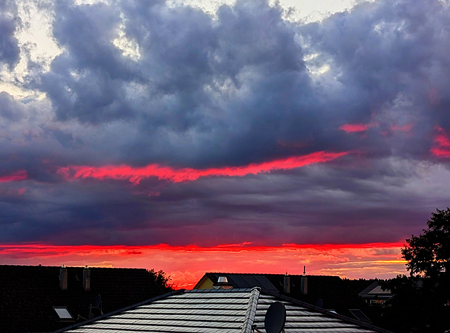 Eine flammenroter Sonnenuntergang