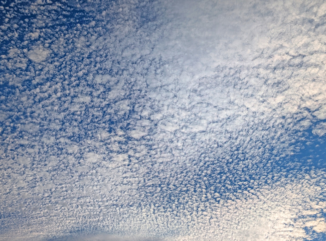 Schäfchenwolken über Huchenfeld